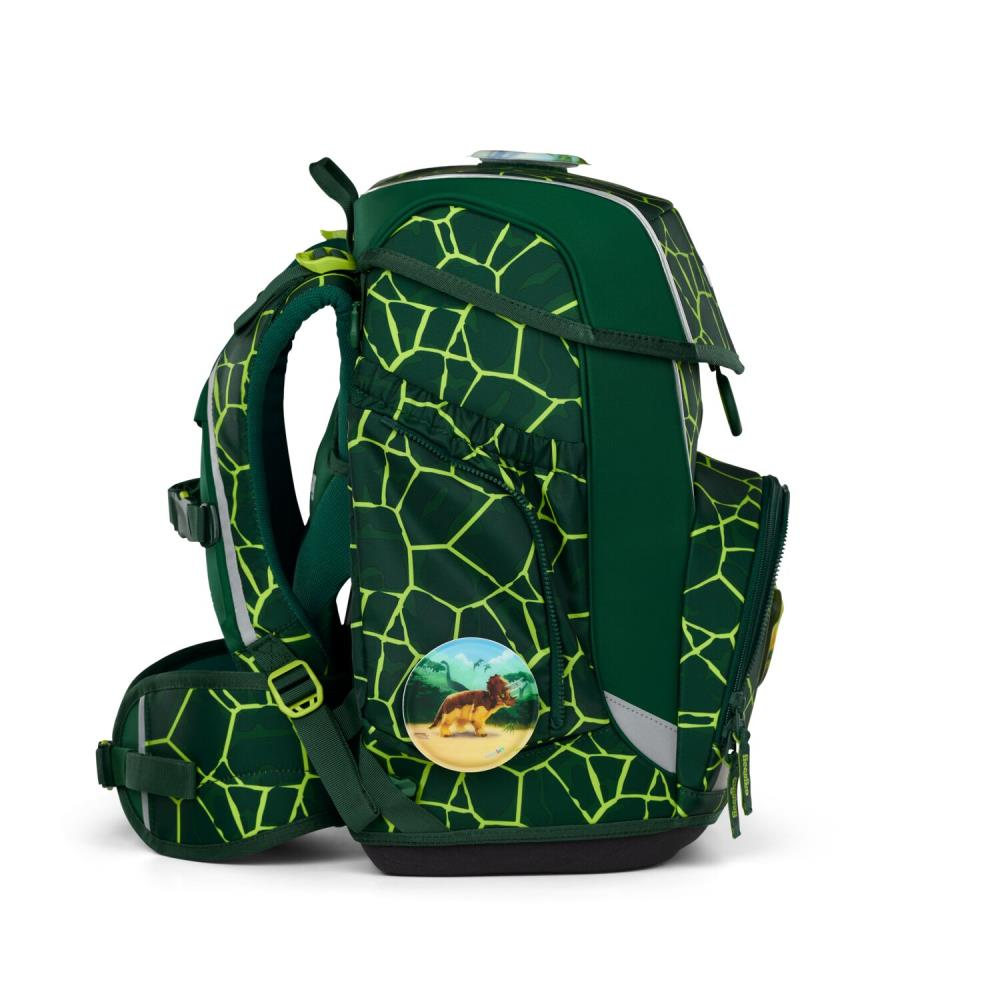 Ein grüner Rucksack mit Giraffenmuster. Er hat Träger, eine Seitentasche und ein rundes Emblem mit einem Löwen darauf.