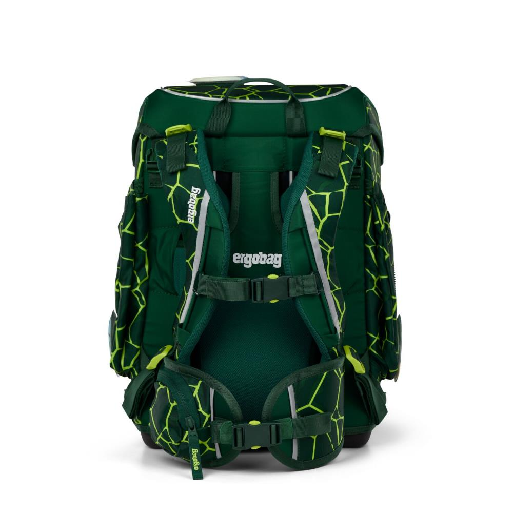 Ein grüner Ergobag-Rucksack mit gelben Akzenten. Er hat ein geometrisches Muster, mehrere Fächer und verstellbare Träger. Das Markenlogo ist sichtbar.