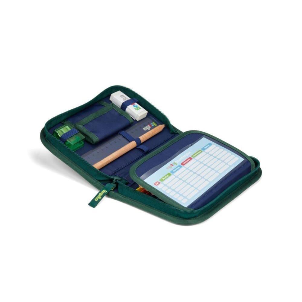 Geöffnete grüne Federtasche mit Schulmaterialien: Bleistift, Lineal, Radiergummi, Spitzer und Stundenplan. Weißer Hintergrund.