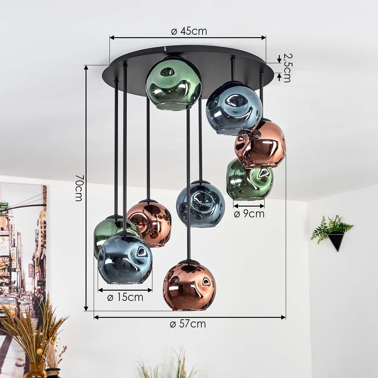 Eine moderne Deckenlampe mit verschiedenfarbigen Glaskugeln hängt an einer schwarzen kreisförmigen Basis. Abmessungen sind angegeben.