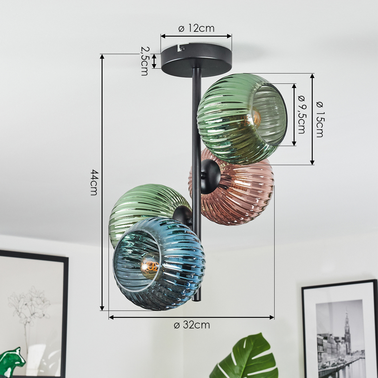 Eine moderne Deckenleuchte mit drei Glaskugeln in Grün, Rosa und Blau, mit schwarzen Metallakzenten. Abmessungen sind angegeben.