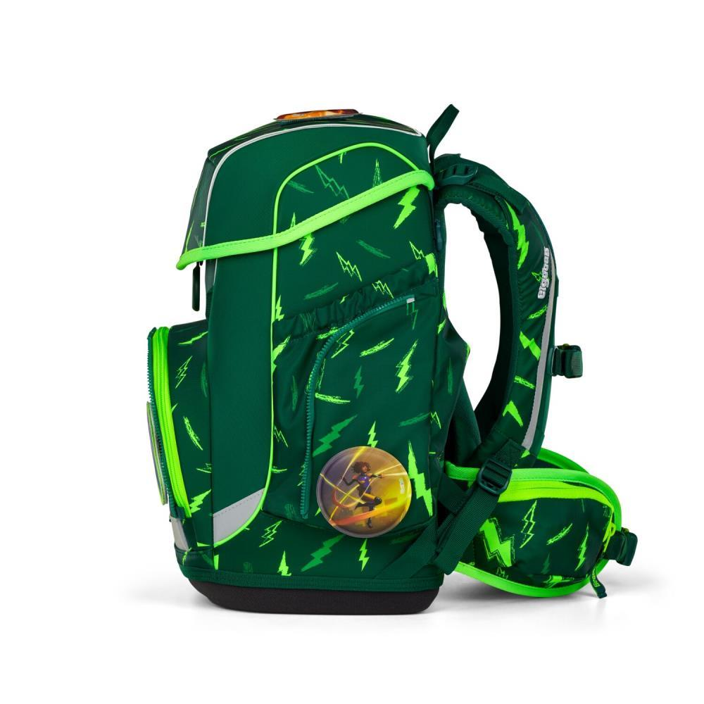 Grüner Rucksack mit Blitzsymbolen, einem kleinen runden Bild einer Person und reflektierenden Streifen. Seitenansicht.