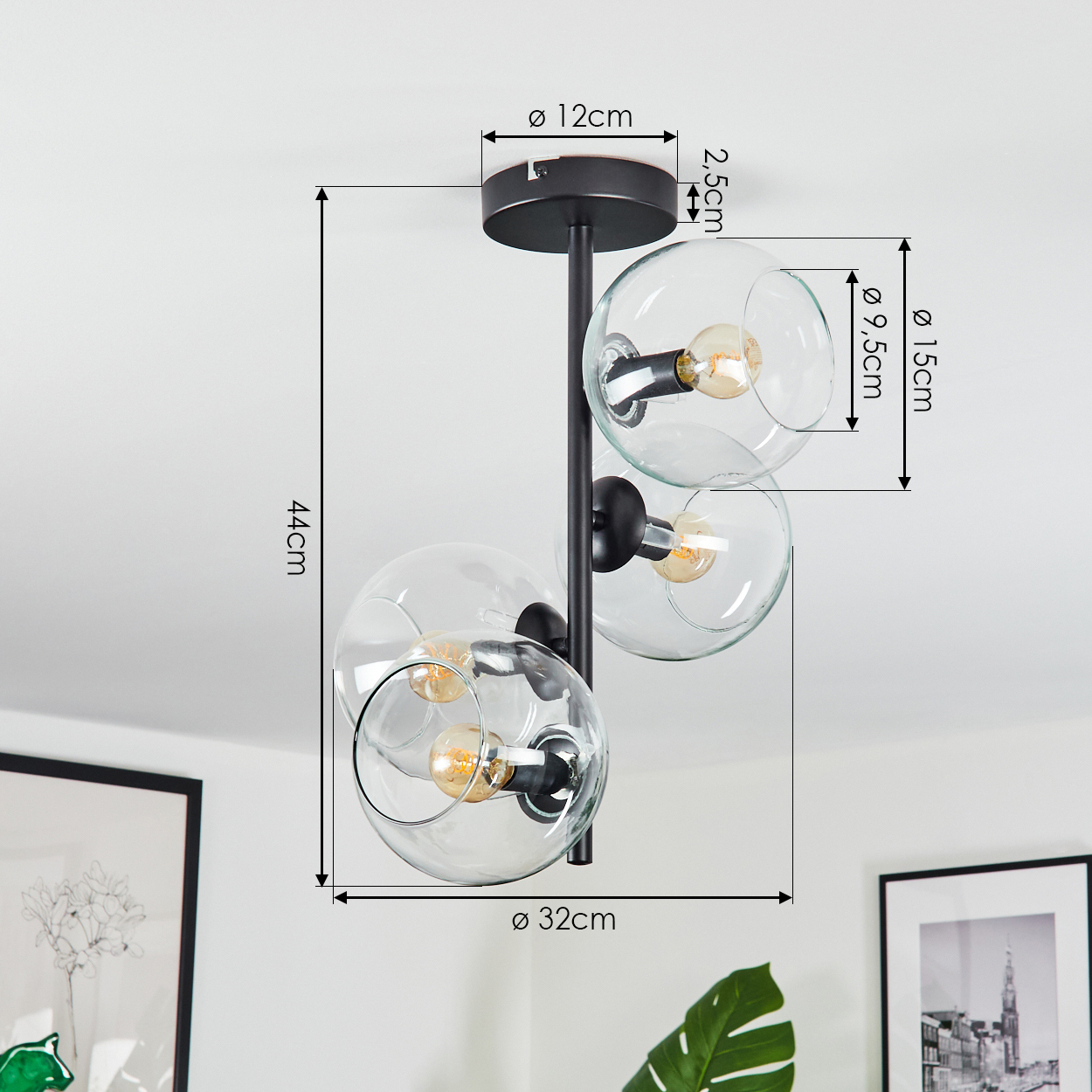 Eine moderne Deckenlampe mit drei Glaskugelschirmen. Schwarzes Metallgestell. Maße sind angegeben.