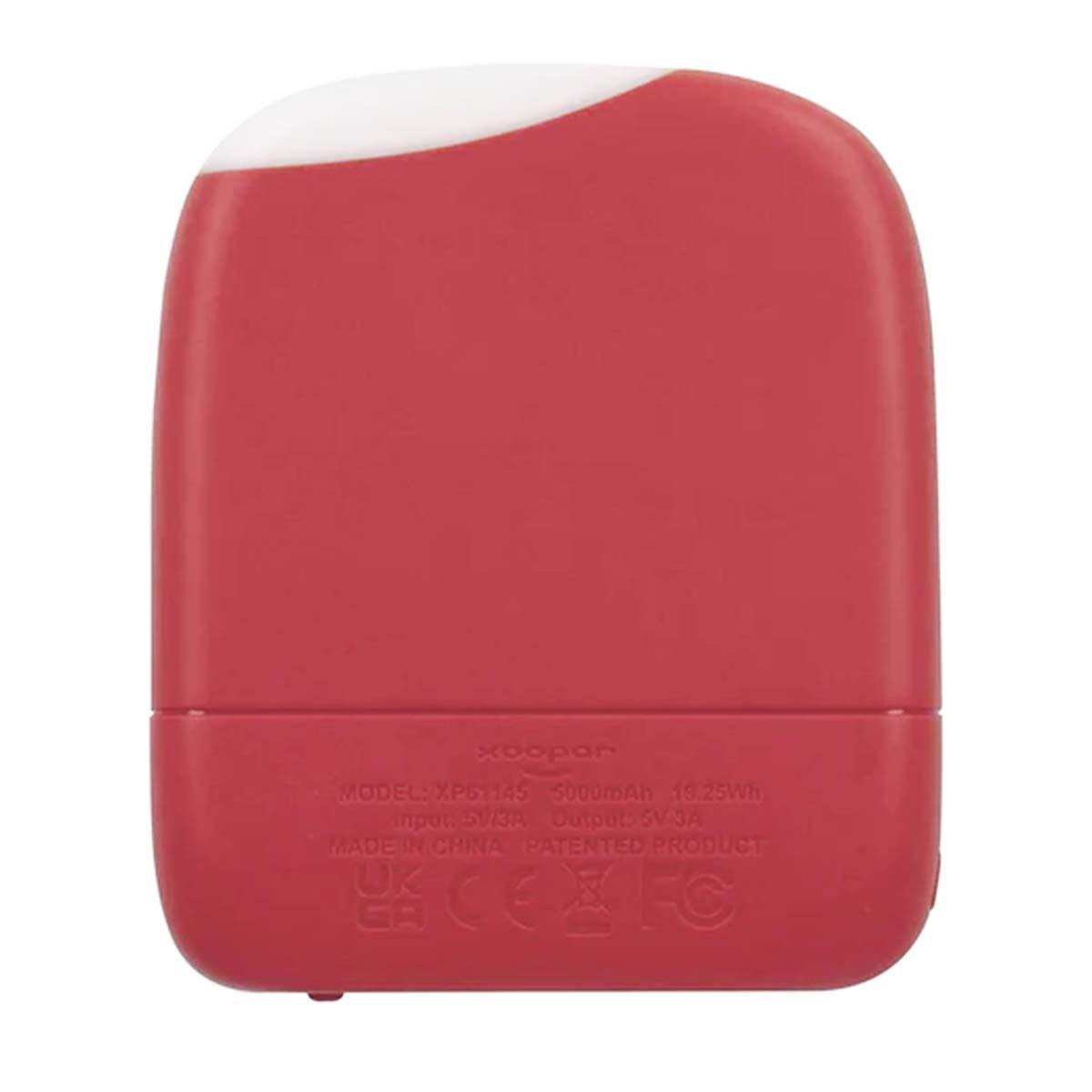 Eine rechteckige, rote und weiße Powerbank mit abgerundeten Kanten. Text am unteren Rand zeigt Modell, Kapazität und weitere Infos.