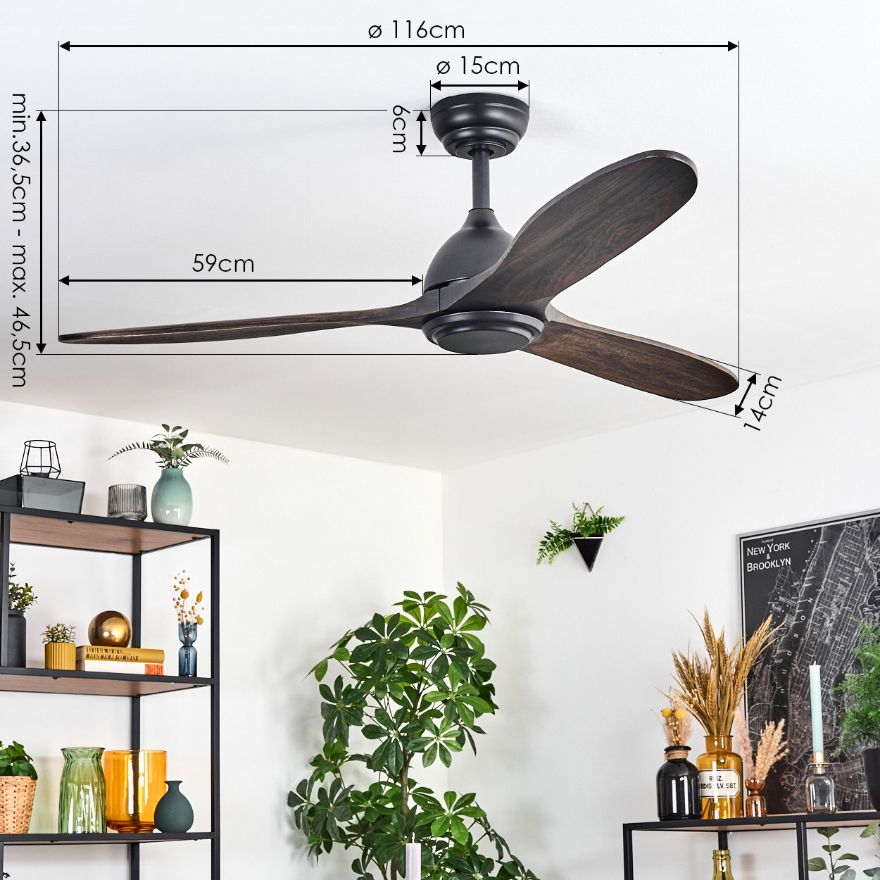 Ein dunkler Deckenventilator mit Holzblättern ist installiert. Ein Raum mit Regalen, Pflanzen und einer Karte von New York ist sichtbar.