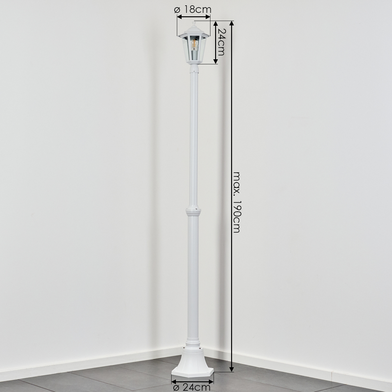 Eine weiße Laterne mit Maßen. Sie hat einen laternenförmigen Aufsatz und einen Sockel. Max. Höhe 190cm. Oberer Durchmesser 18cm, Höhe 24cm, Sockel 24cm.