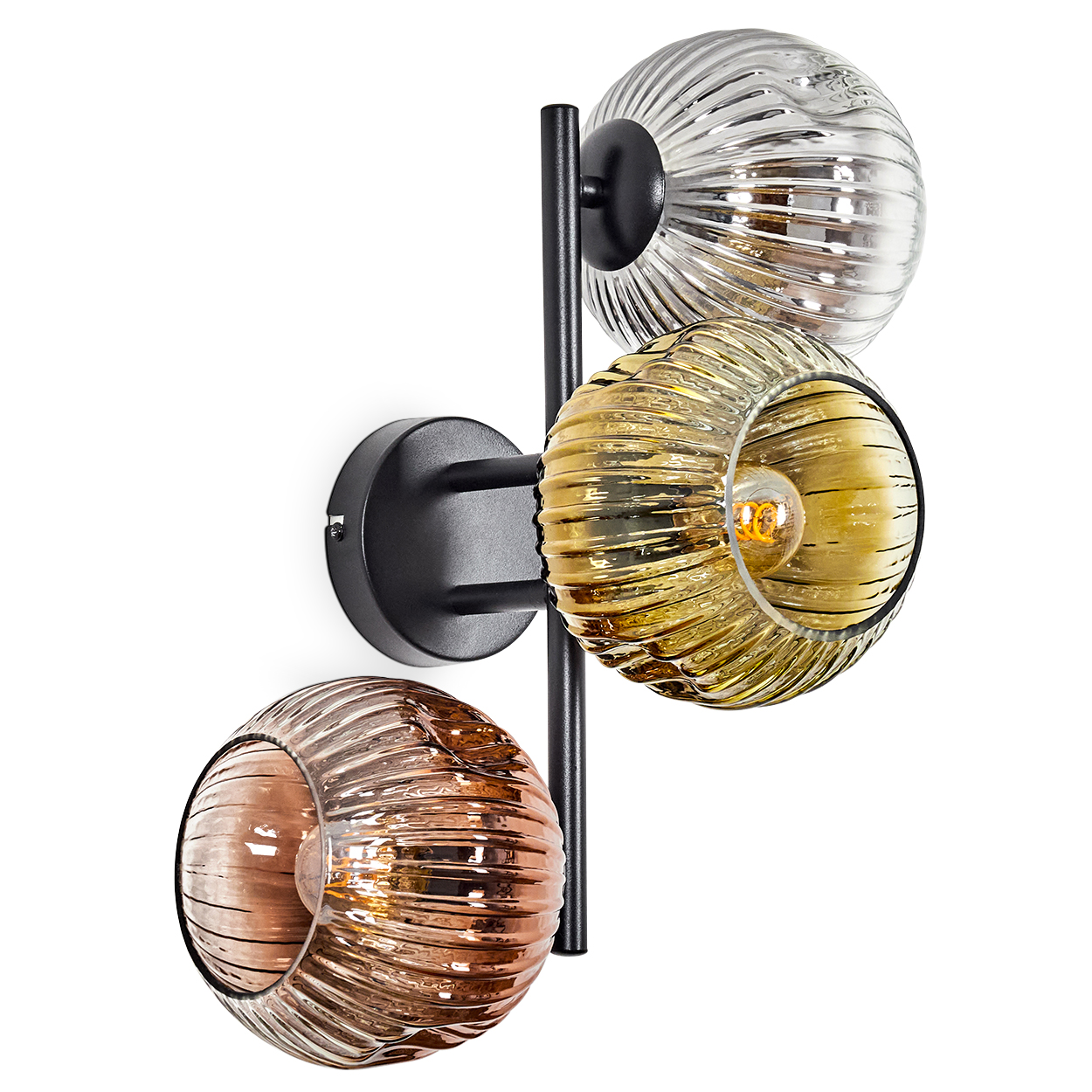 Eine moderne Wandlampe mit drei Kugelschirmen in Silber, Gold und Kupfer. Die Halterung ist schwarz, an einer weißen Wand montiert.