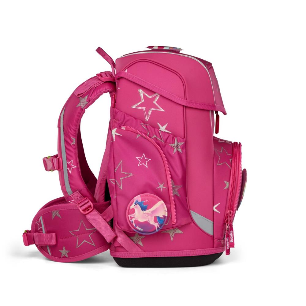 Ein pinkfarbener Rucksack mit Sternenmustern und einem Einhorn-Emblem. Er hat mehrere Fächer, Gurte und einen Reißverschluss. Der Hintergrund ist weiß.