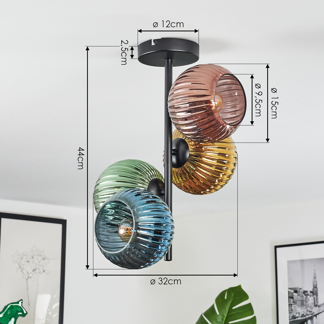 Eine moderne Deckenlampe mit vier bunten Glaskugeln. Maße sind angegeben. Der Hintergrund zeigt eine weiße Wand und gerahmte Kunst.