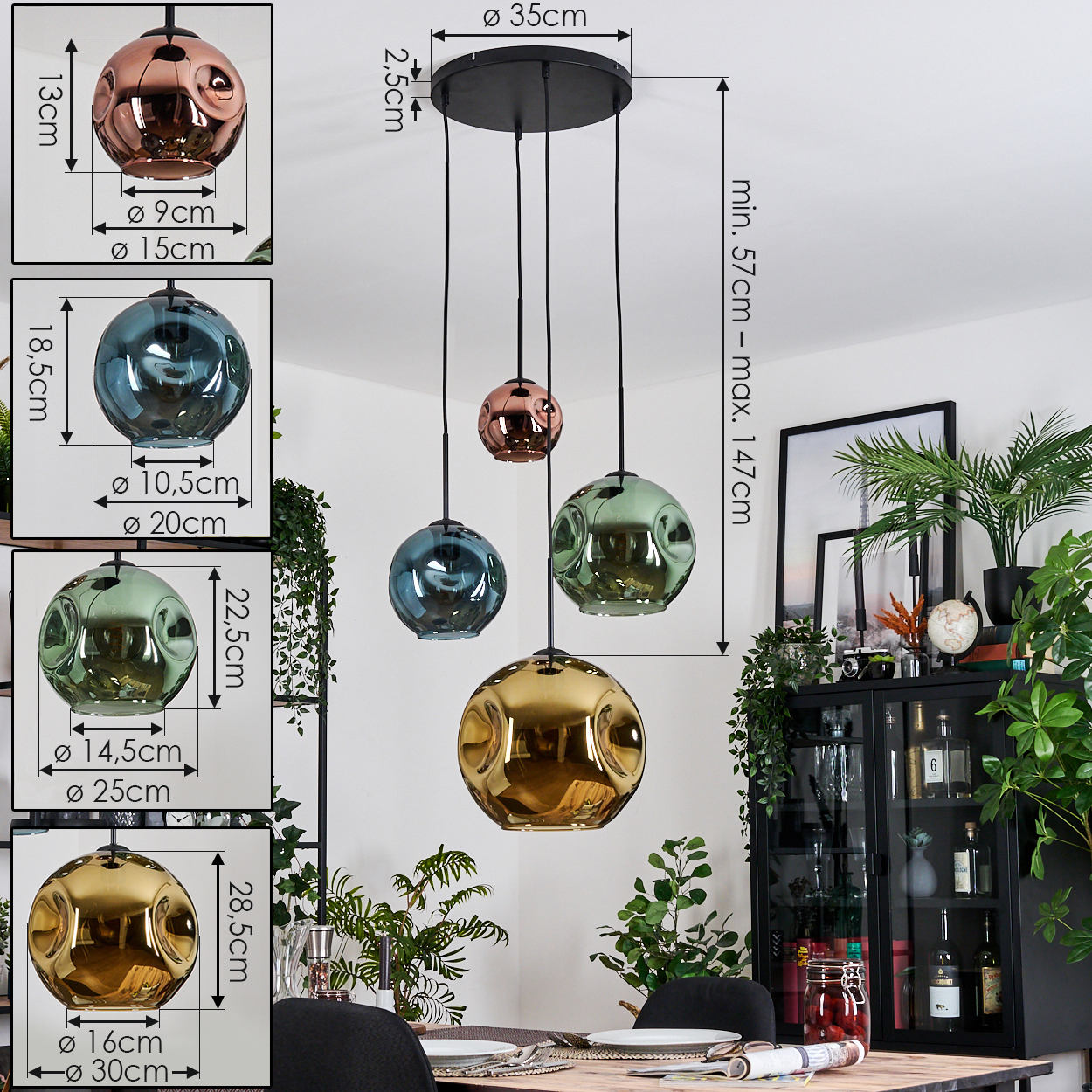 Eine Pendelleuchte mit vier kugelförmigen Schirmen in Kupfer, Blau, Grün und Gold, die in einem Esszimmer hängt.