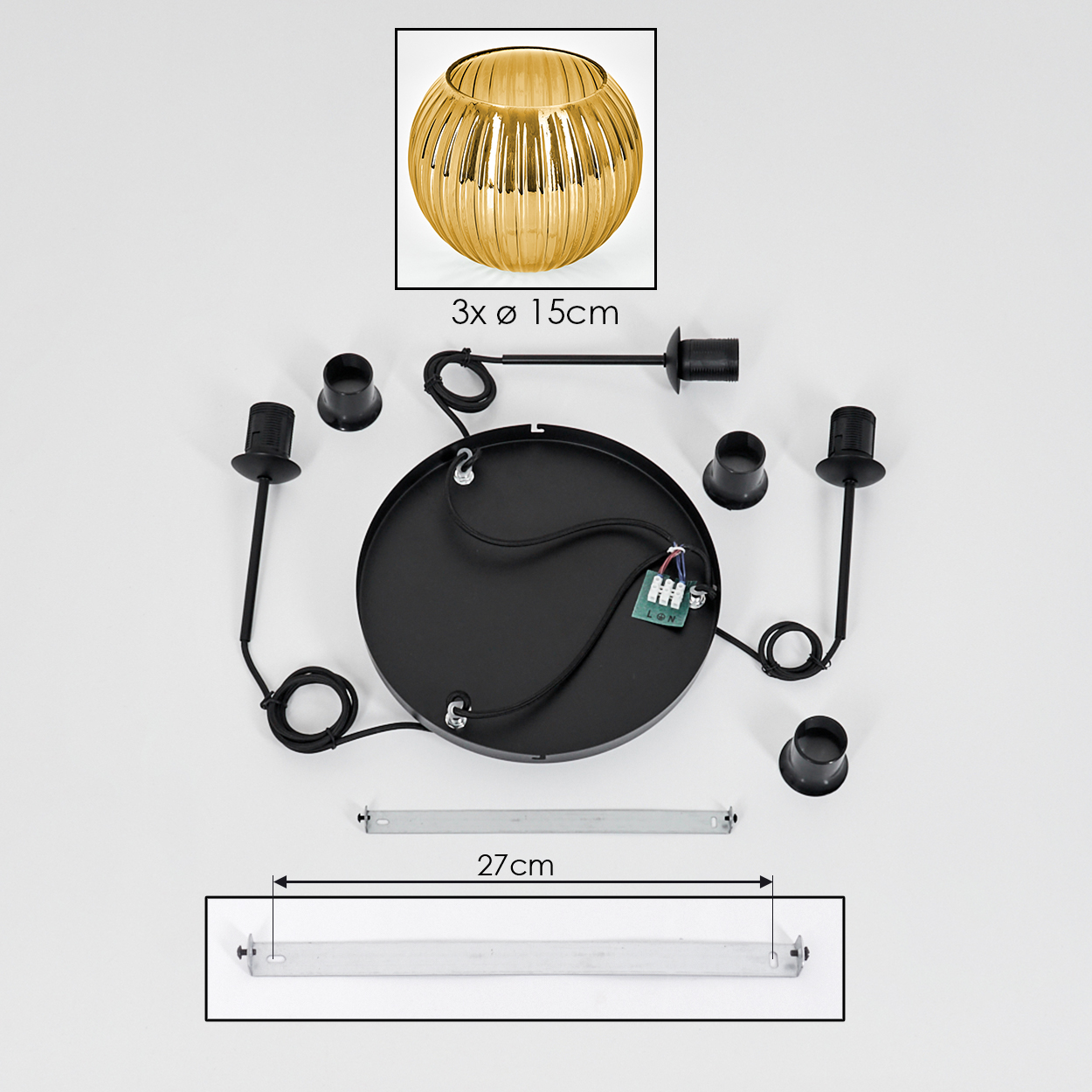 Zerlegte Pendelleuchte. Enthält eine goldene Schale, schwarze Drähte, eine schwarze Basis, Lampenfassungen und eine Metallstange, alles auf weißem Untergrund.