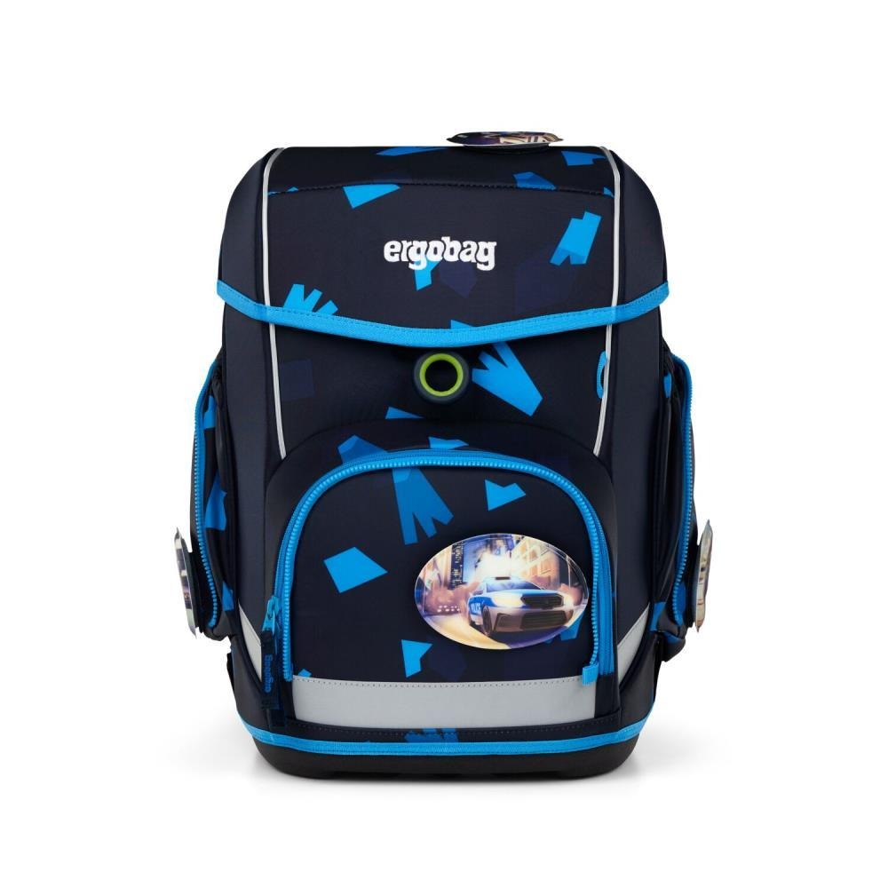 Ein marineblauer Schulrucksack mit blauen geometrischen Formen und dem Wort 'ergobag'. Er hat ein Auto-Bild auf der Vordertasche.