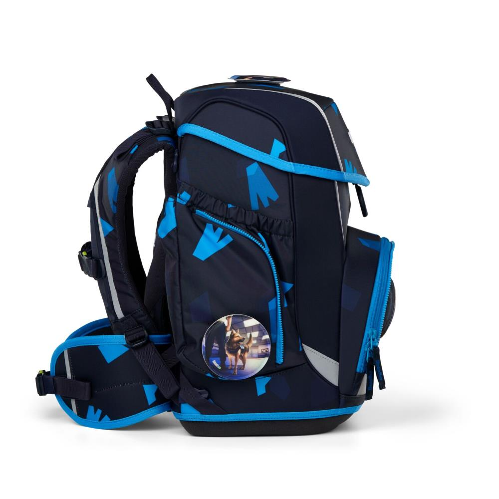 Ein marineblauer Schulrucksack mit blauen geometrischen Formen. Er hat einen Reißverschluss, eine Seitentasche und ein Bild eines Hundes.