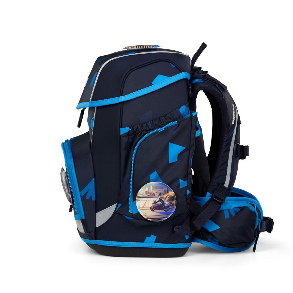 Ein marineblauer Schulrucksack mit blauen geometrischen Mustern. Er hat ein Bild eines Motorrads darauf. Der Rucksack befindet sich auf weißem Hintergrund.