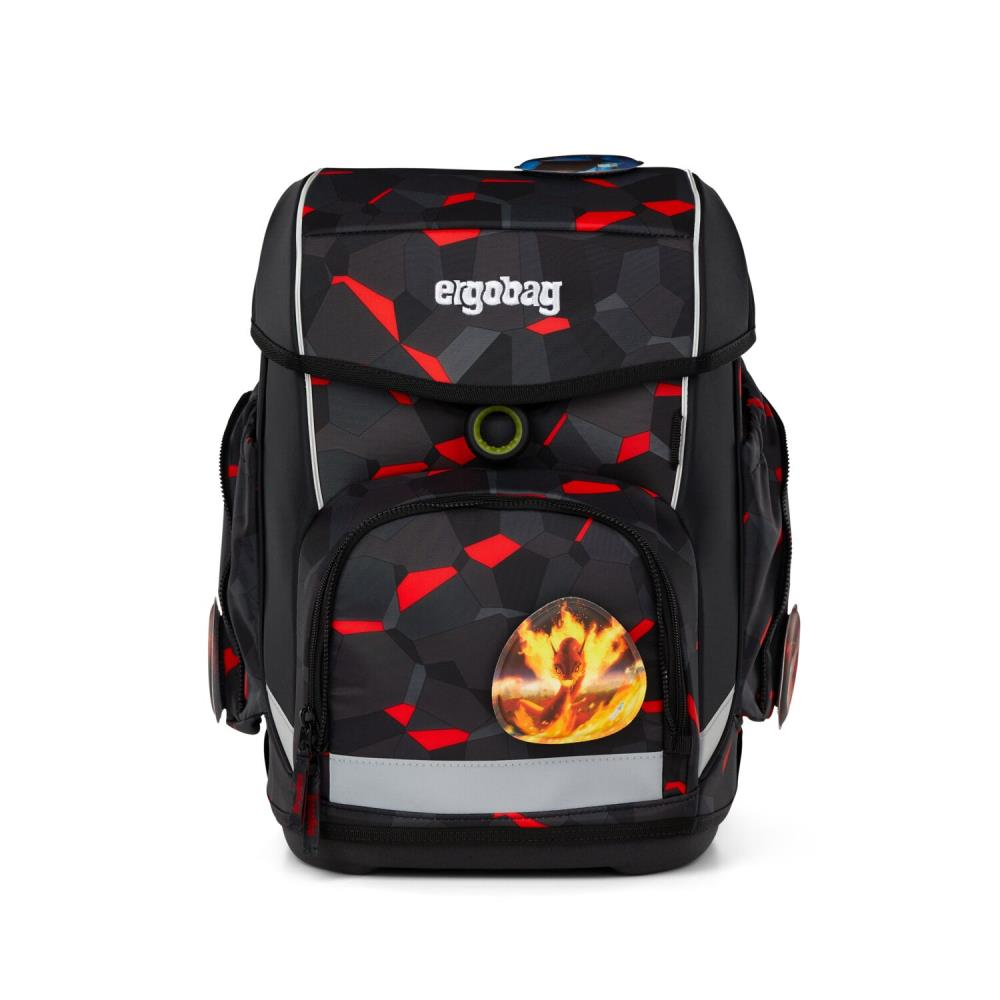 Schwarzer Rucksack mit rotem geometrischem Muster, weißer Umrandung und einem Aufnäher mit einem feurigen Bild. Der Markenname 'ergobag' ist sichtbar.