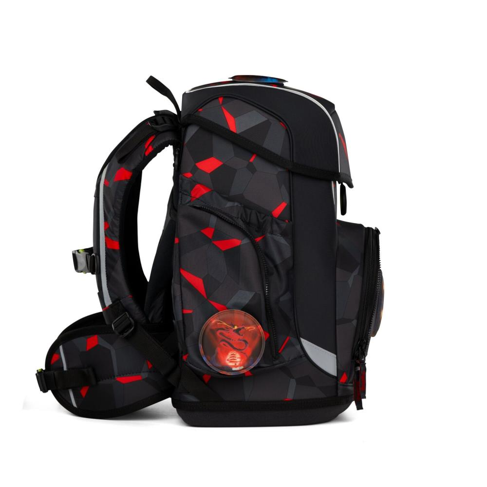 Schwarzer und roter Rucksack mit geometrischem Muster. Er hat gepolsterte Gurte, mehrere Fächer und ein rundes Abzeichen mit einem Drachen.