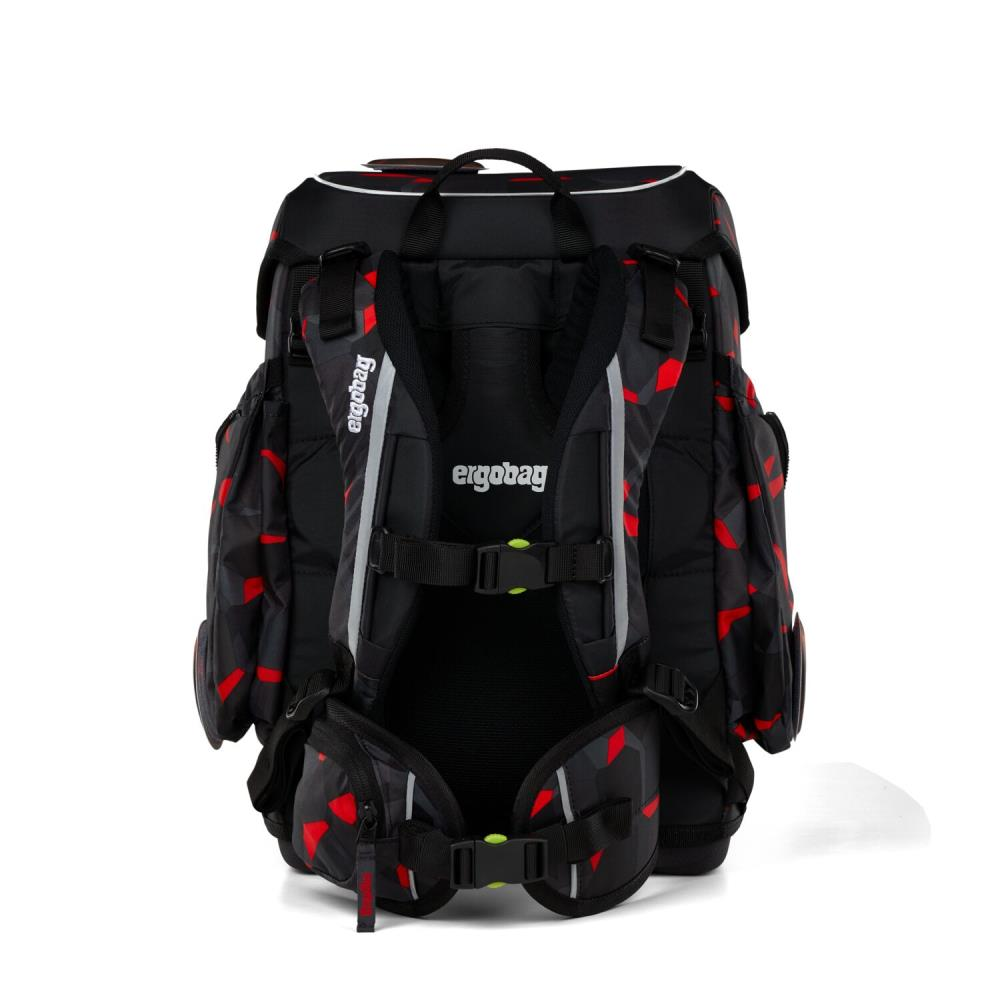 Schwarzer Rucksack mit roten geometrischen Mustern. Er hat mehrere Fächer, gepolsterte Gurte und die Marke 'ergobag'.