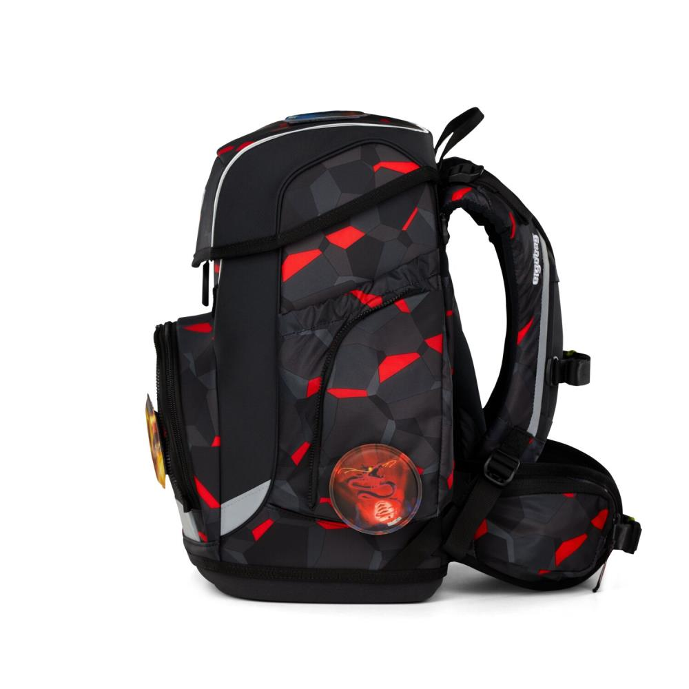 Ein schwarzer Schulrucksack mit roten geometrischen Formen. Er hat ein Drachenlogo und einen weißen Streifen. Der Hintergrund ist weiß.