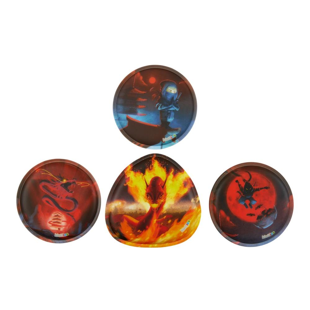 Vier bunte Teller: ein Ninja, ein Drache, ein Phönix und ein weiterer Ninja. Jeder Teller hat eine andere Form und Design.