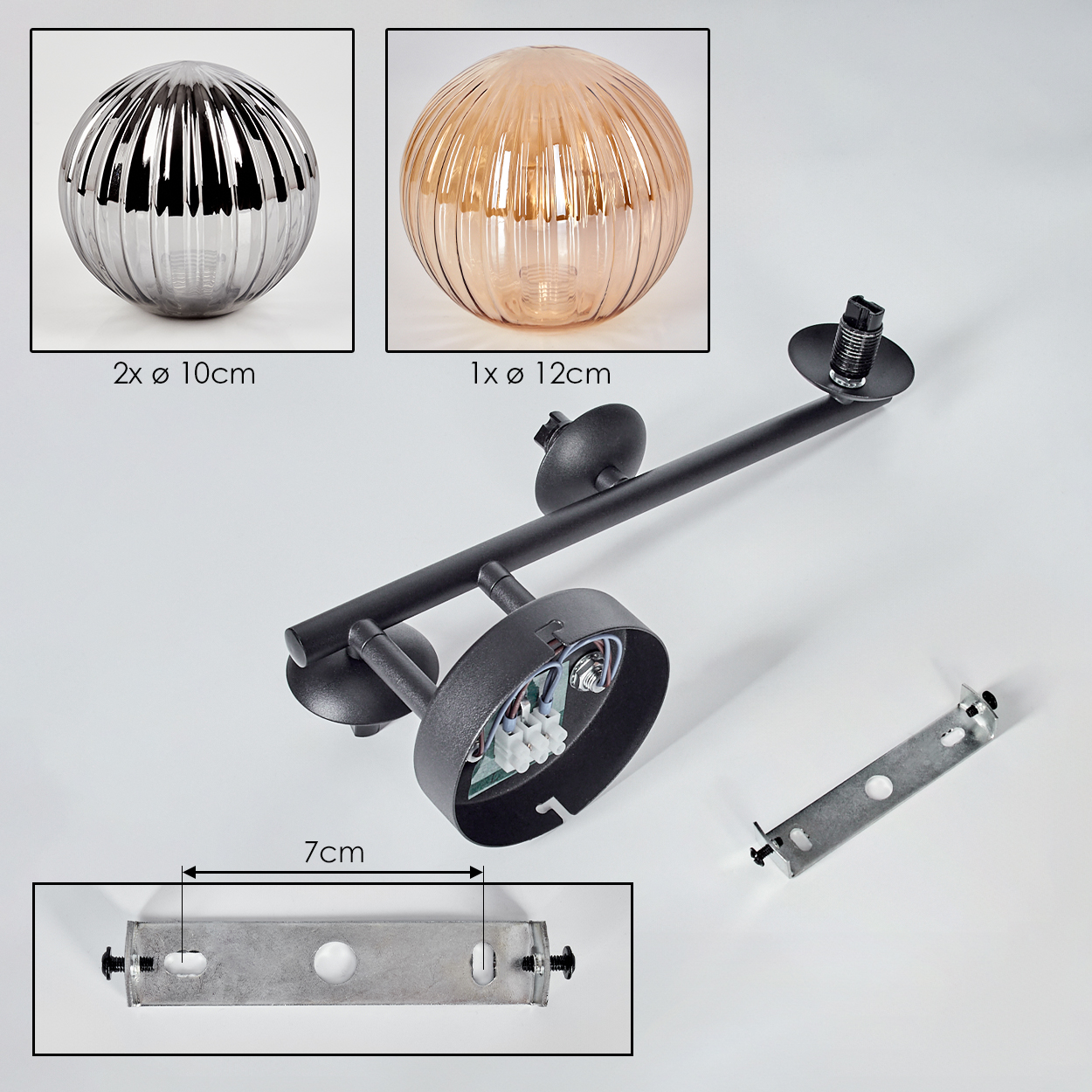Eine zerlegte schwarze Lampe mit zwei Glaskugeln und einer hellorangen Kugel. Zu den Komponenten gehören eine Halterung und ein Sockel.