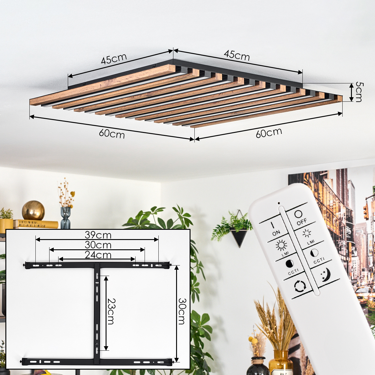 Eine moderne Deckenleuchte mit Holzlatten, Maße beschriftet. Fernbedienung zeigt Einstellungen. Halterung und Pflanzen ebenfalls sichtbar.