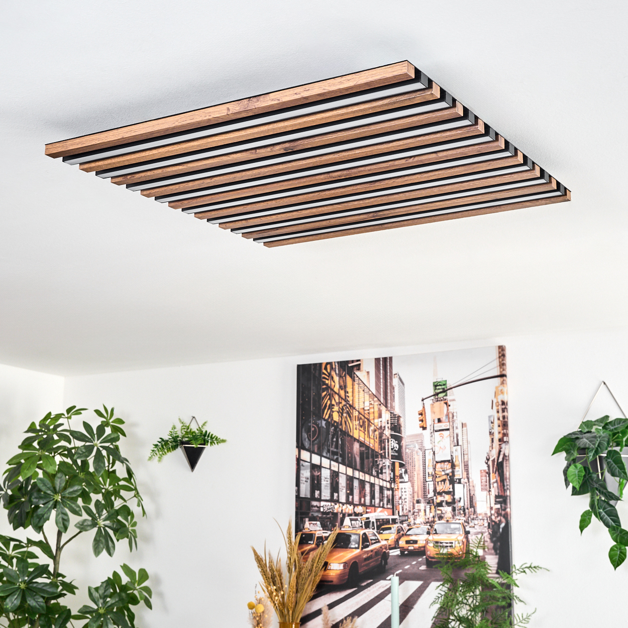 Eine moderne Deckenleuchte mit Holzlamellen, über einem Bild einer Straßenszene mit gelben Taxis und Pflanzen.