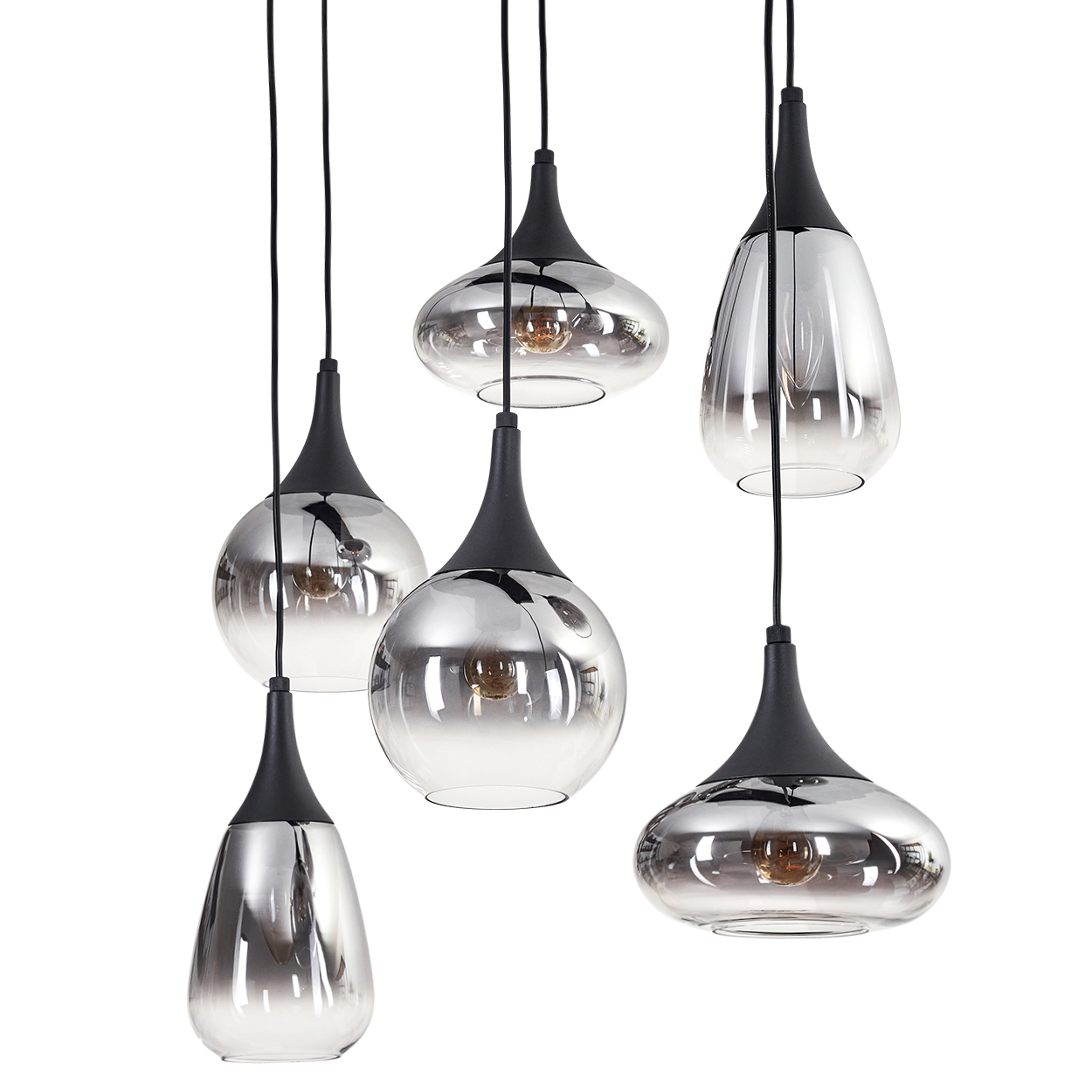 Sechs Pendelleuchten mit schwarzen Aufsätzen und silber verspiegelten Glasschirmen hängen vor weißem Hintergrund.