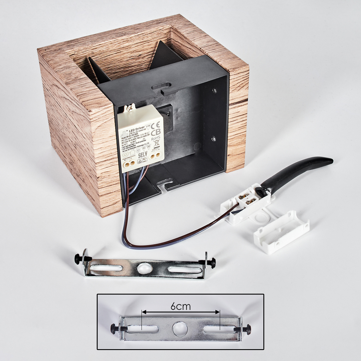 Holzlampenrahmen mit Innenteilen, Verkabelung und Metallhalterung. Ein schwarzer Griff und ein weißer Stecker sind ebenfalls vorhanden.
