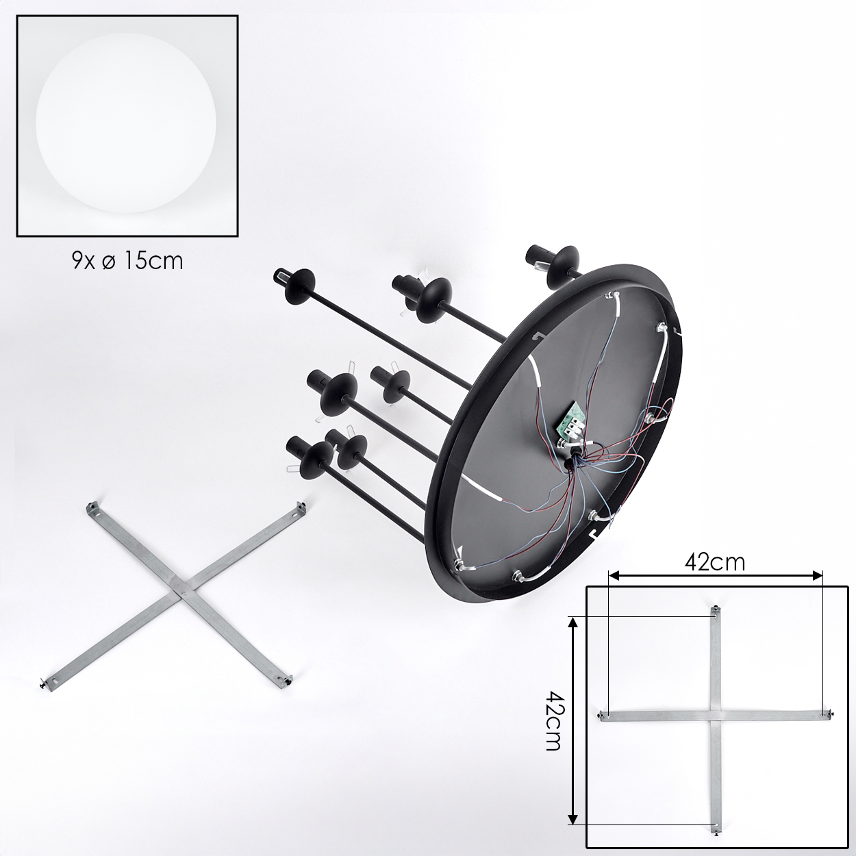 Zerlegte Lampe mit kreisförmiger schwarzer Basis und mehreren schwarzen Stäben. Eine weiße Kugel und kreuzförmige Metallteile sind ebenfalls sichtbar.