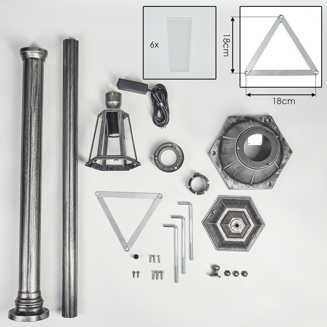 Zerlegte Teile einer Außenlampe auf weißem Untergrund. Enthält Pfosten, eine Lampe, Glasscheiben und diverses Montagematerial.