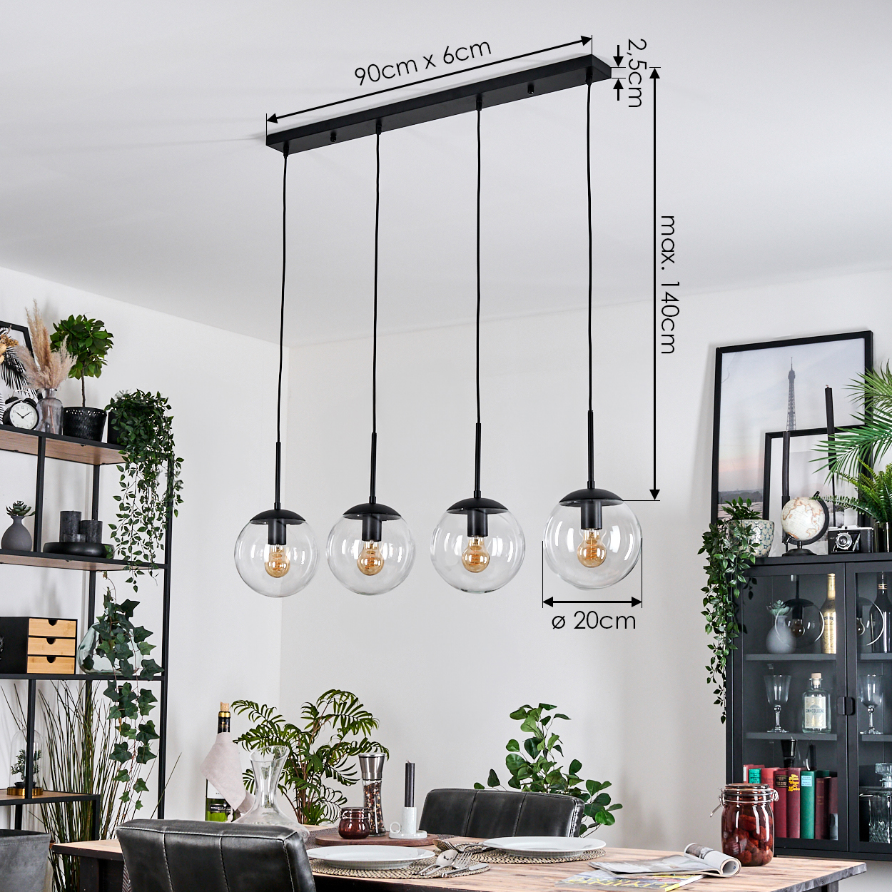 Ein modernes Esszimmer mit einem schwarzen Kronleuchter mit vier klaren Glaskugeln. Der Raum hat einen Holztisch und schwarze Stühle.