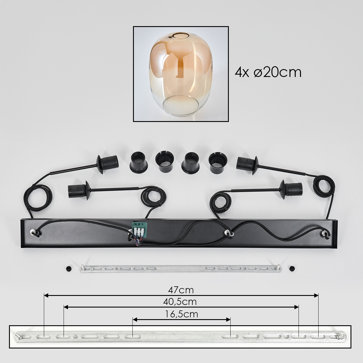 Eine zerlegte schwarze Pendelleuchte mit vier Lampenfassungen, einem Glasschirm und Befestigungsmaterial, Maße sind angegeben.