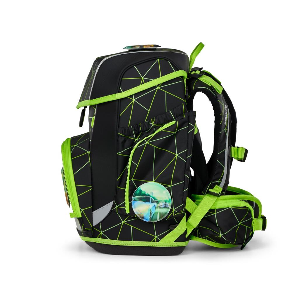 Schwarzer Rucksack mit neongrünen geometrischen Mustern und Akzenten. Mit rundem Aufnäher mit Straßenszene. Seitenansicht auf weißem Hintergrund.