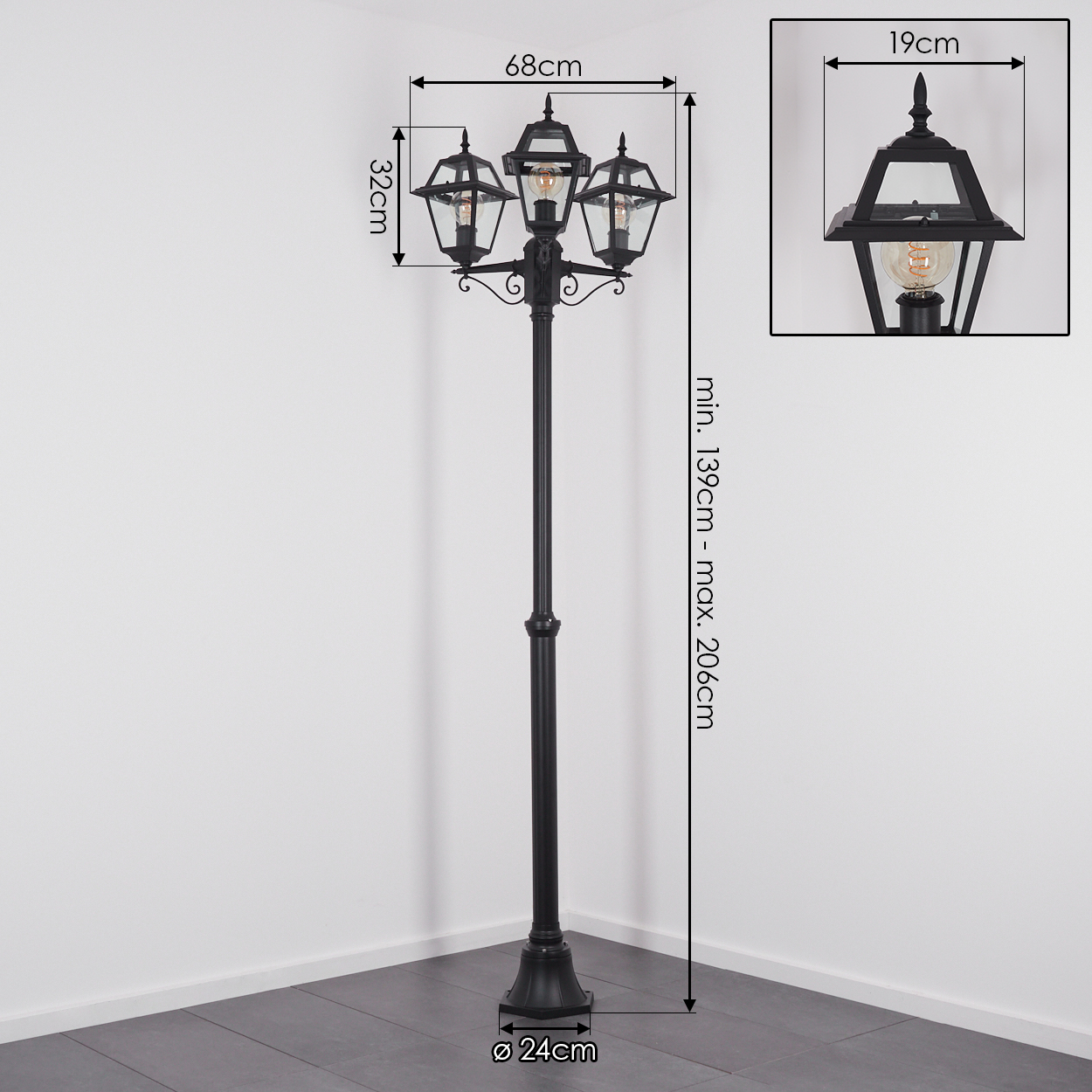 Schwarze Außenlaterne mit drei Lichtern. Abmessungen sind angegeben. Hintergrund ist eine weiße Wand, grauer Fliesenboden.