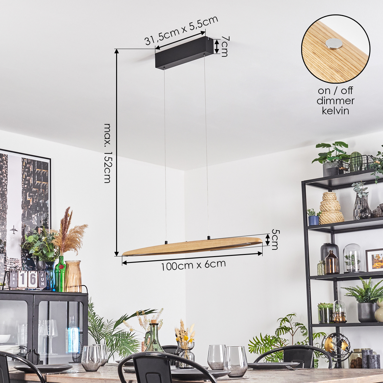 Eine moderne Holz-Pendelleuchte hängt über einem Esstisch. Abmessungen sind angegeben. Pflanzen und Dekorationen sind im Hintergrund.
