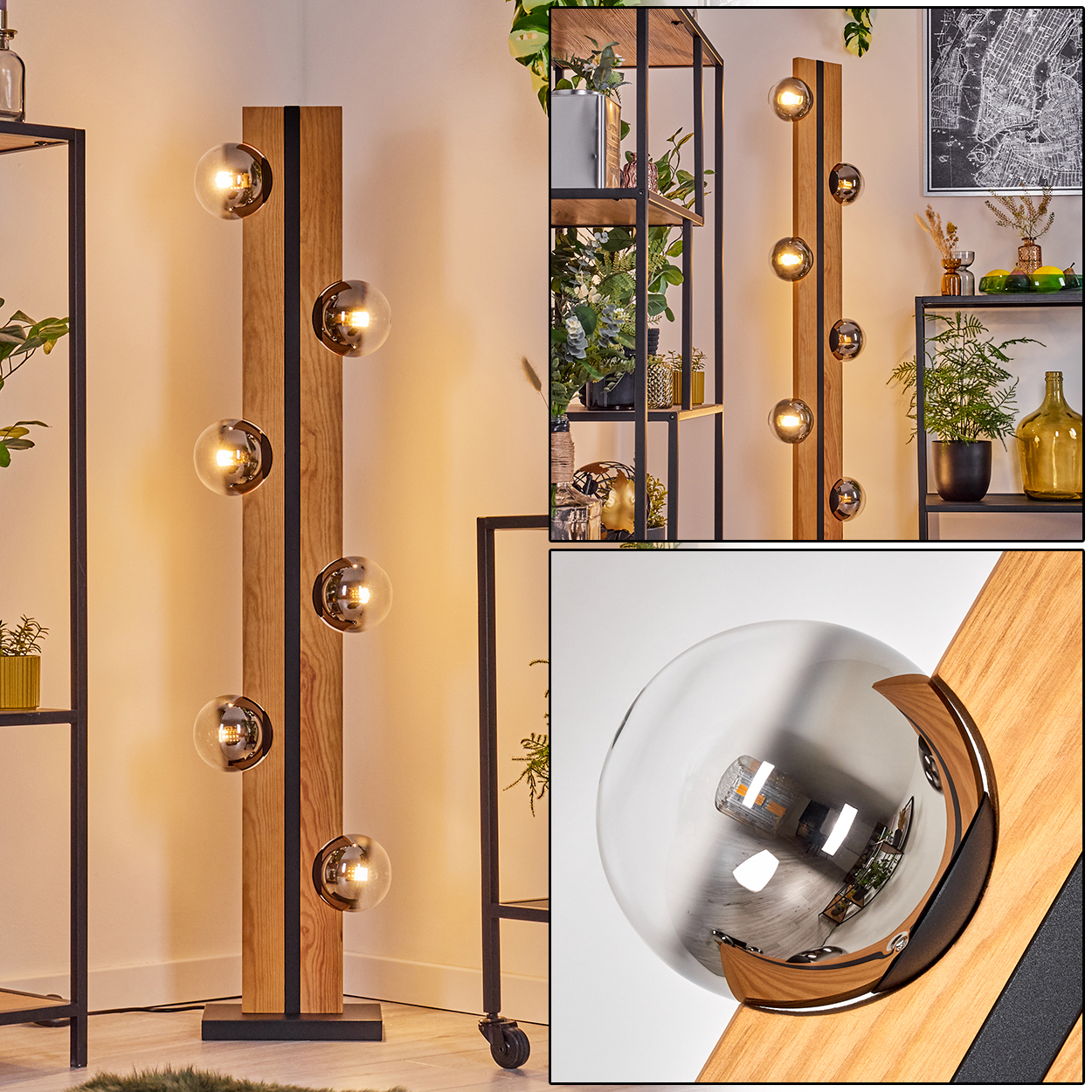 Moderne Stehlampe aus Holz mit Glaskugelleuchten. Ein schwarzer Metallrahmen und ein Regal mit Pflanzen im Hintergrund.
