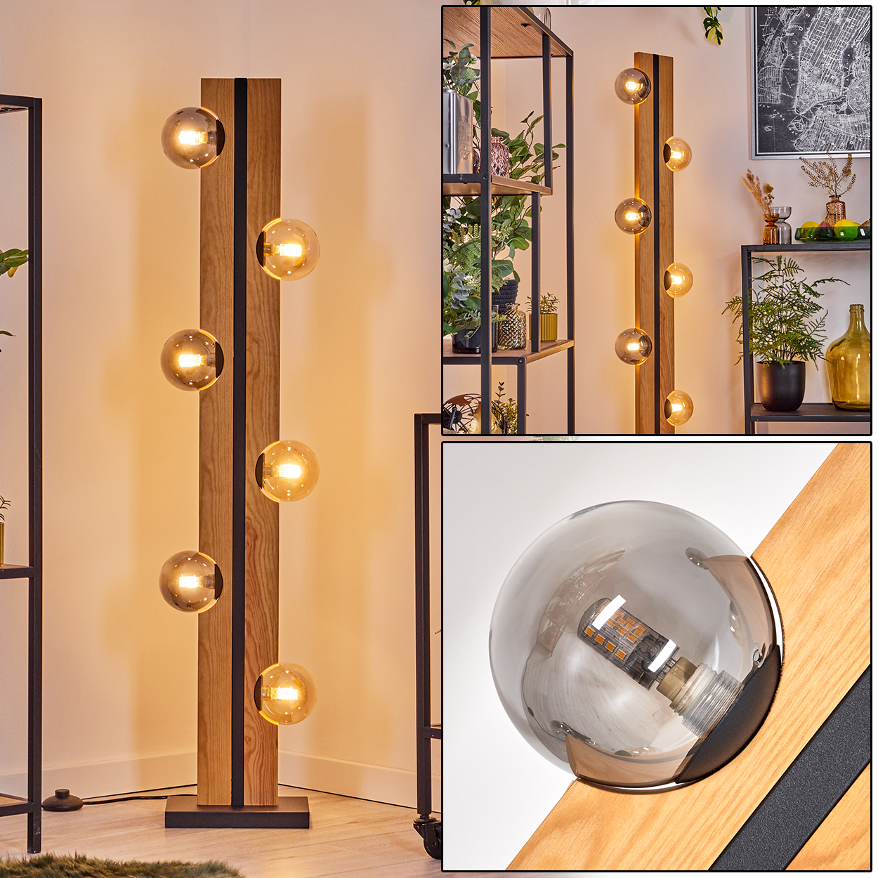 Eine moderne Stehlampe mit Holzbalken und Glaskugellampen. Regale mit Pflanzen sind im Hintergrund. Die Lampe ist an.
