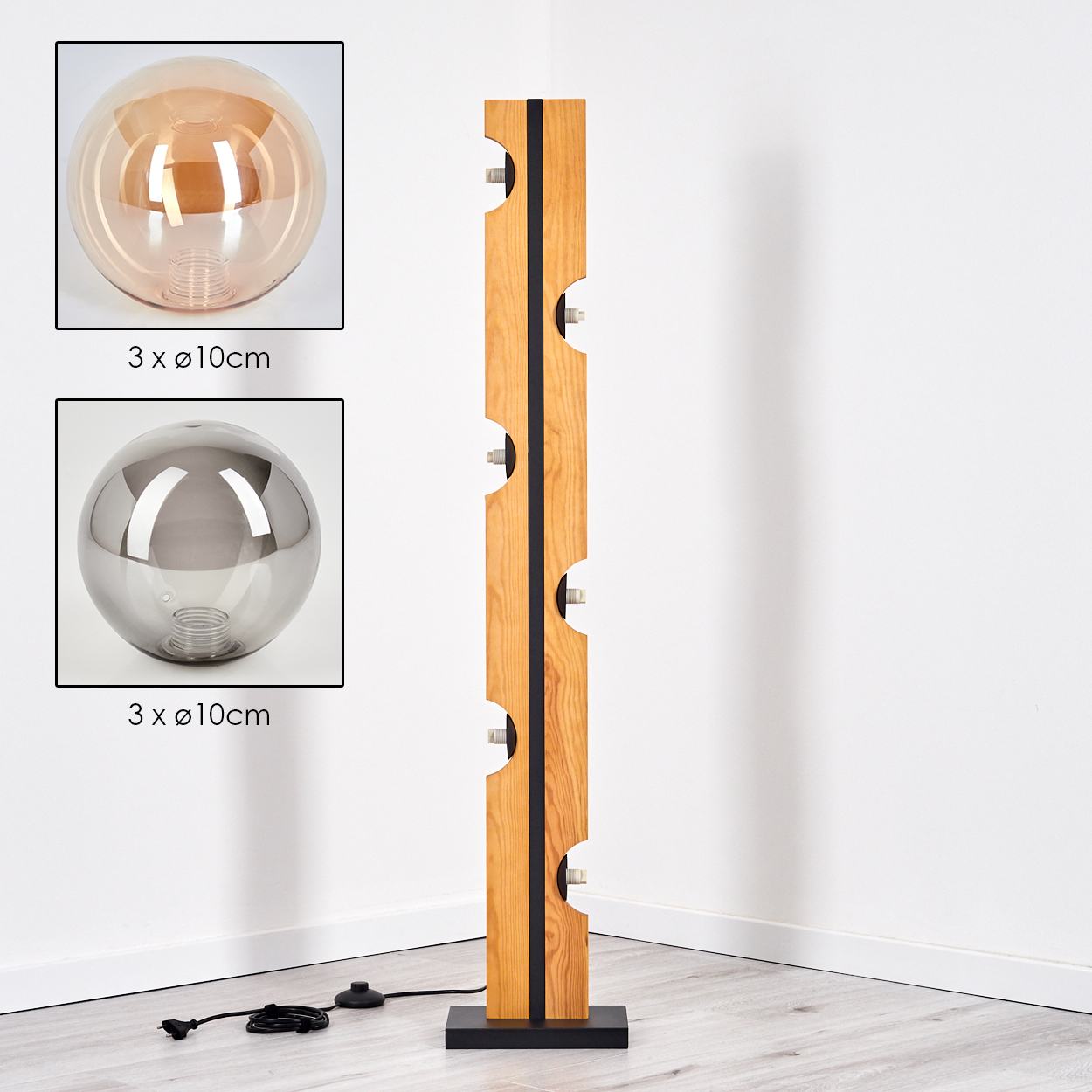 Eine moderne Stehlampe mit Holzrahmen und kugelförmigen Lichtern. Zwei Beispiel-Lichter sind abgebildet. Ein Netzkabel ist angeschlossen.