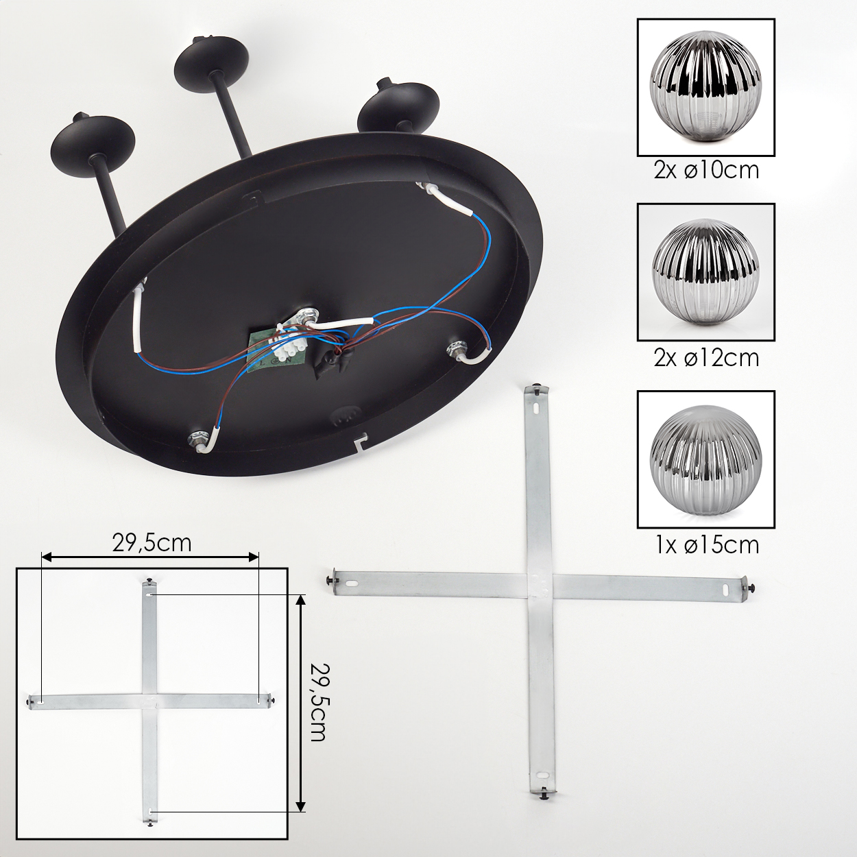 Schwarze Deckenlampe mit drei Armen, Metallkreuz und drei Kugelleuchten in verschiedenen Größen.