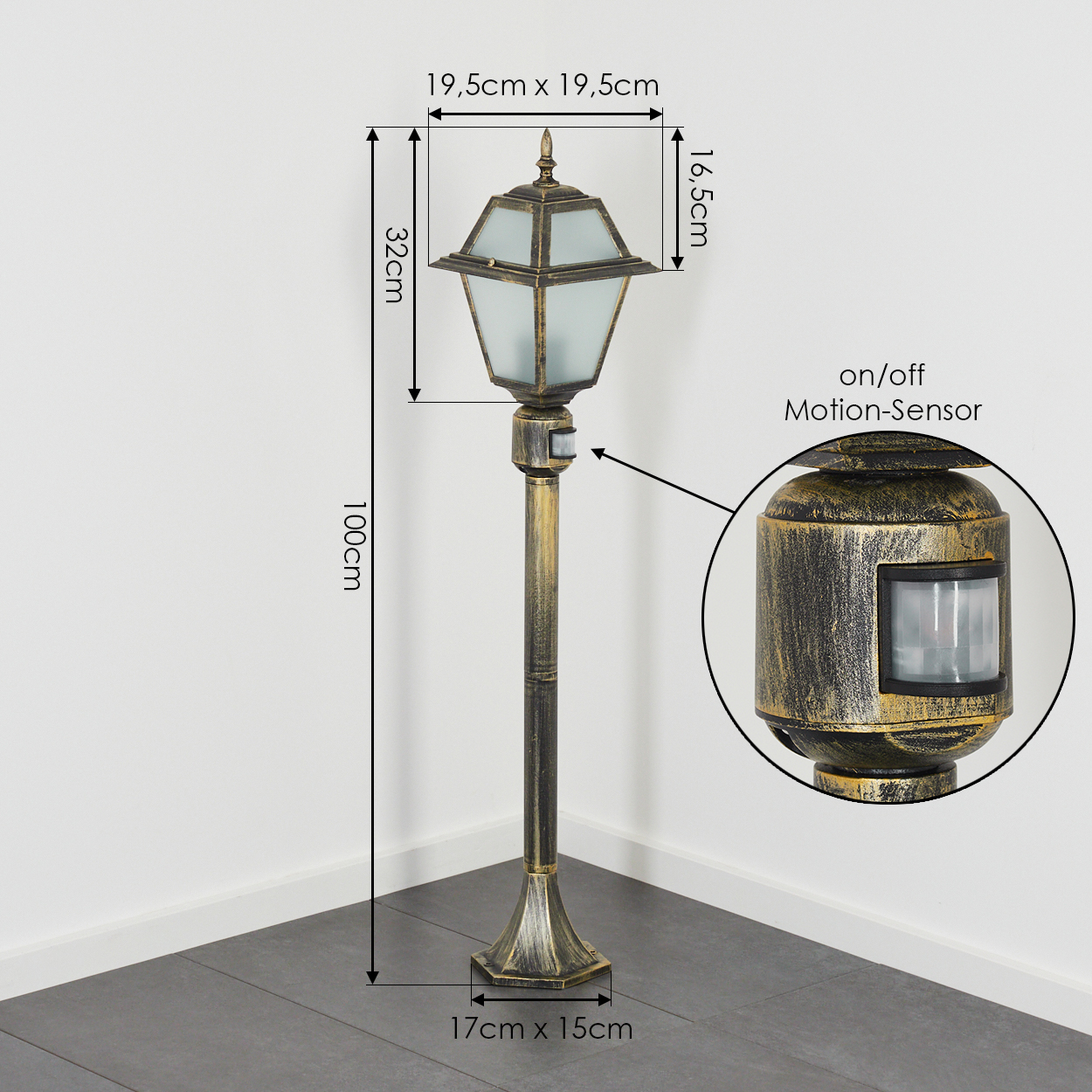 Eine dekorative Außenlampe mit Bewegungsmelder, Gold und Schwarz. Die Abmessungen sind auf dem Bild angegeben. Die Lampe steht in einer Ecke.