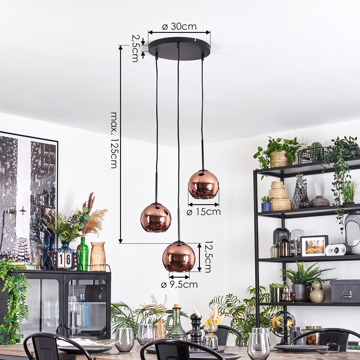 Kupferfarbene Pendelleuchten hängen über einem Esstisch, der für eine Mahlzeit gedeckt ist, mit einem schwarzen Metallregal im Hintergrund.