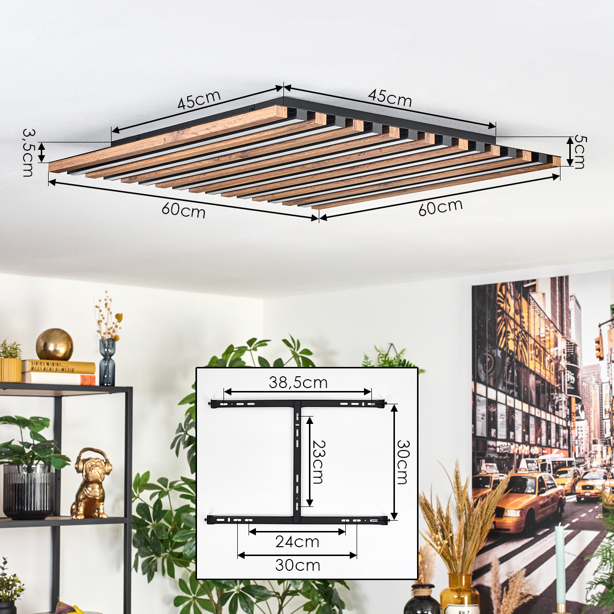 Eine Deckenlampe mit Holzlatten, Abmessungen sind angegeben. Eine Wandkunst von New York City und ein Regal mit Dekorationen sind sichtbar.