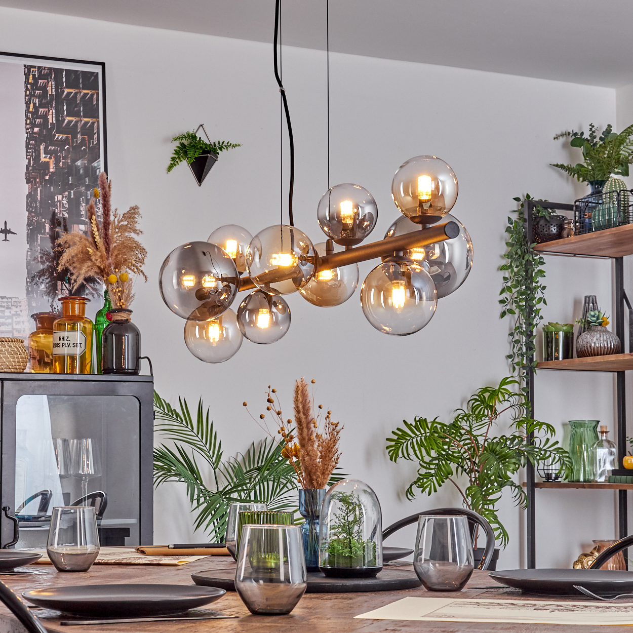 Esszimmer mit gedecktem Tisch. Eine moderne Hängelampe hängt darüber. Pflanzen und Dekorationen füllen den Raum.