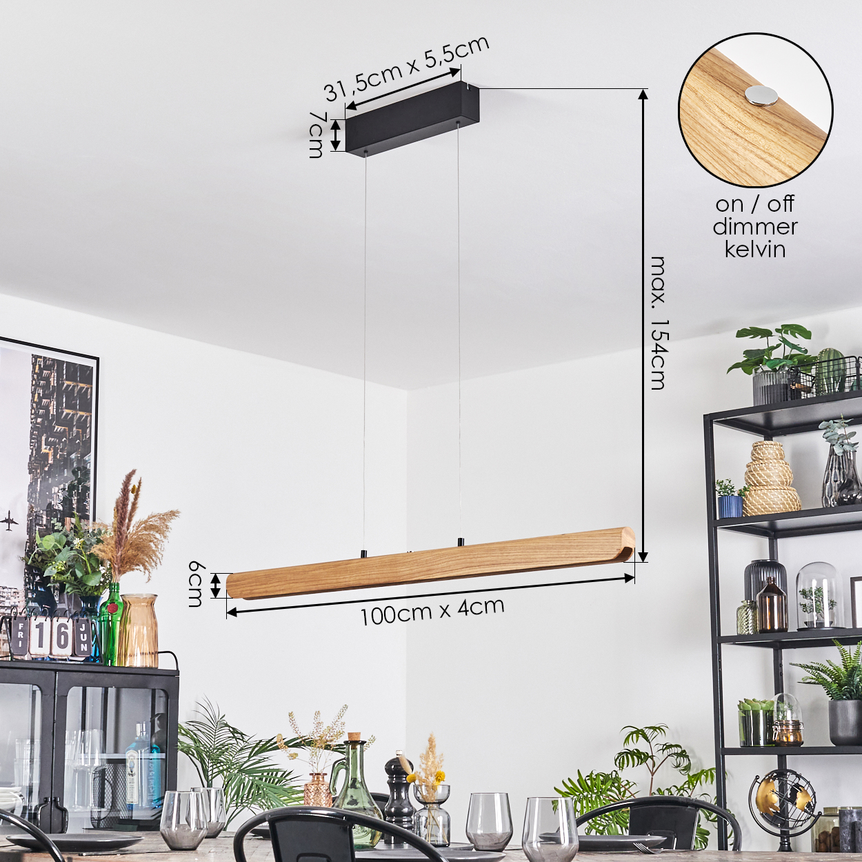 Eine Holzbalken-Leuchte hängt von der Decke. Ein Tisch mit Gläsern, Pflanzen und Dekoration befindet sich im Vordergrund.