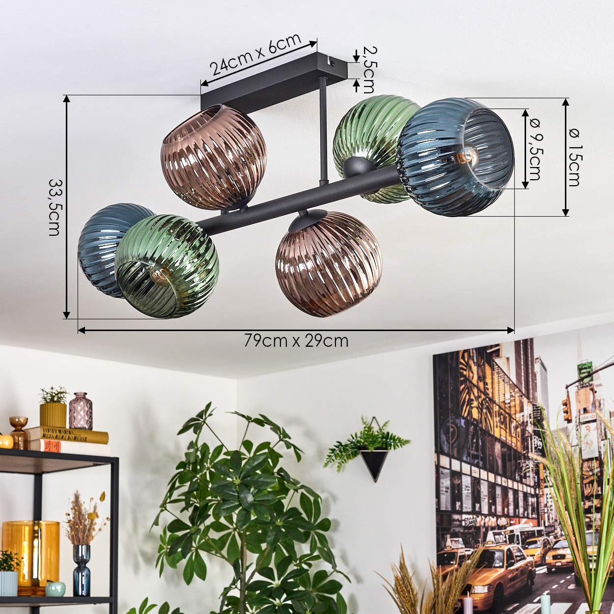 Eine moderne Deckenlampe mit sechs Glaskugeln in verschiedenen Farben. Abmessungen werden mit Etiketten angezeigt.
