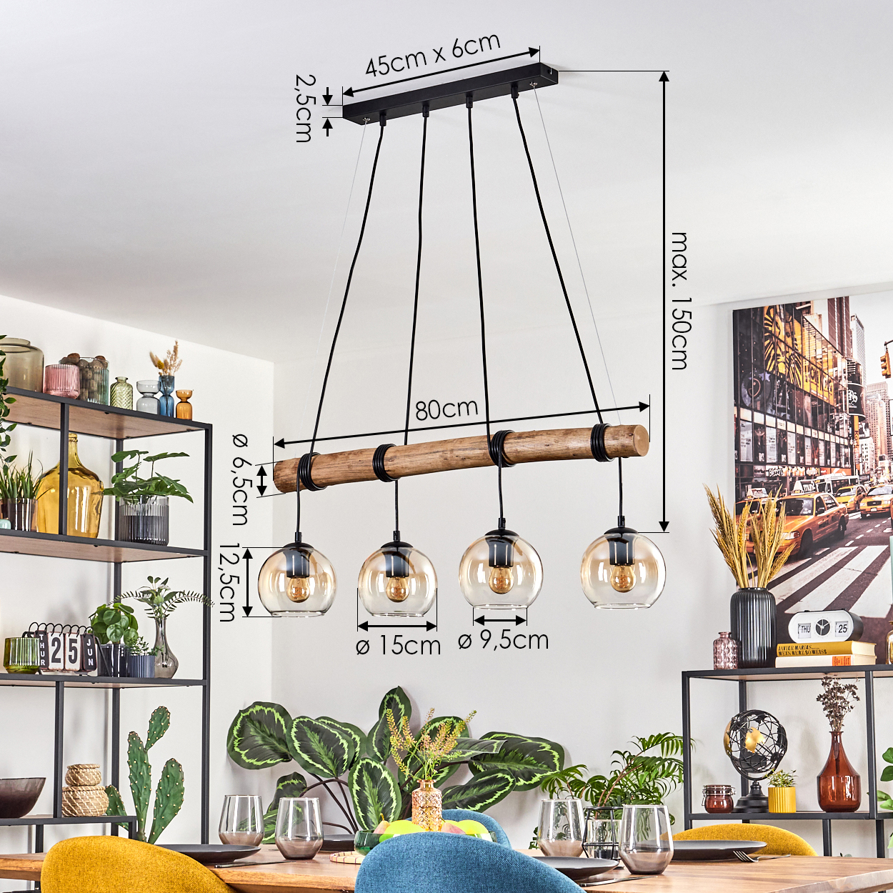 Esszimmer mit Holztisch, Kronleuchter und dekorativen Regalen. Der Kronleuchter hat vier Glaskugeln.