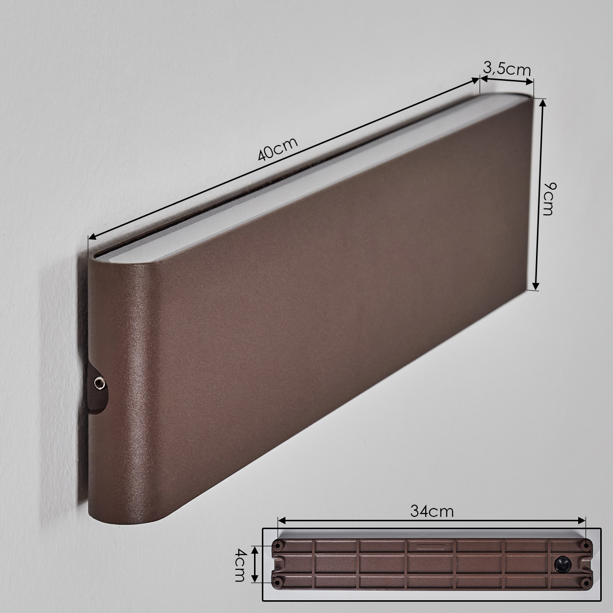 Eine braune Wandleuchte ist an einer weißen Wand befestigt. Abmessungen sind dargestellt. Eine detaillierte Ansicht der Rückseite der Lampe wird ebenfalls gezeigt.