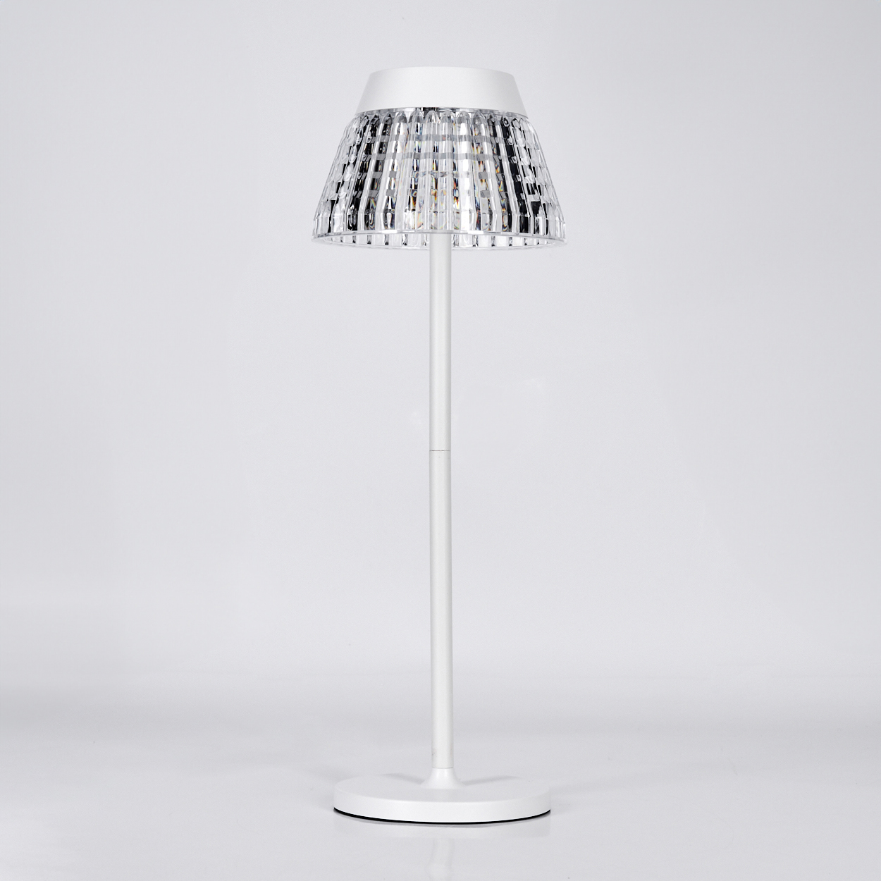 Eine weiße Stehlampe mit einem durchsichtigen, gemusterten Lampenschirm. Der Sockel und die Stange sind weiß. Der Hintergrund ist weiß.