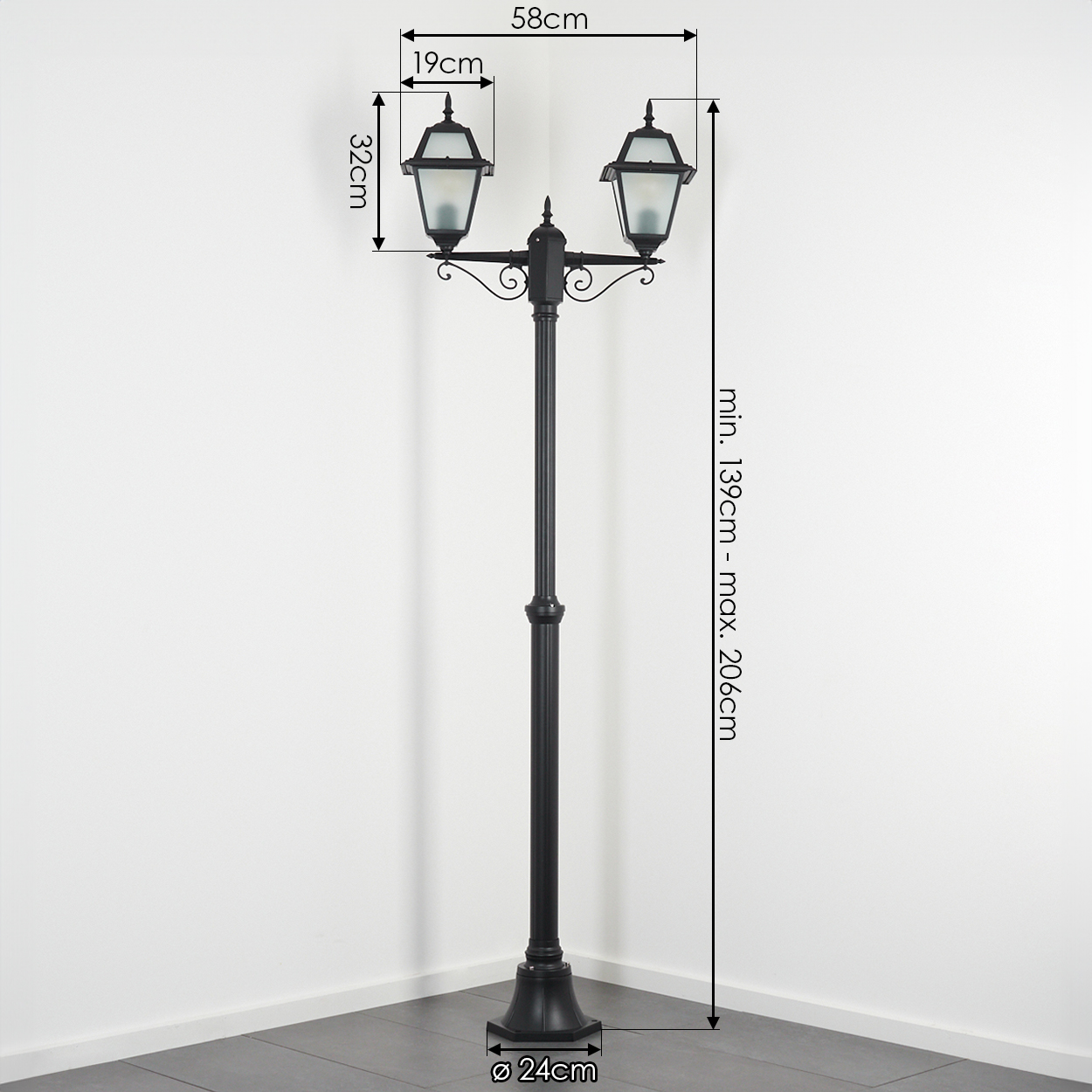 Schwarze Außenlaterne mit zwei Laternen. Maße sind angegeben. Die Lampe befindet sich auf weißem Hintergrund und grauem Boden.