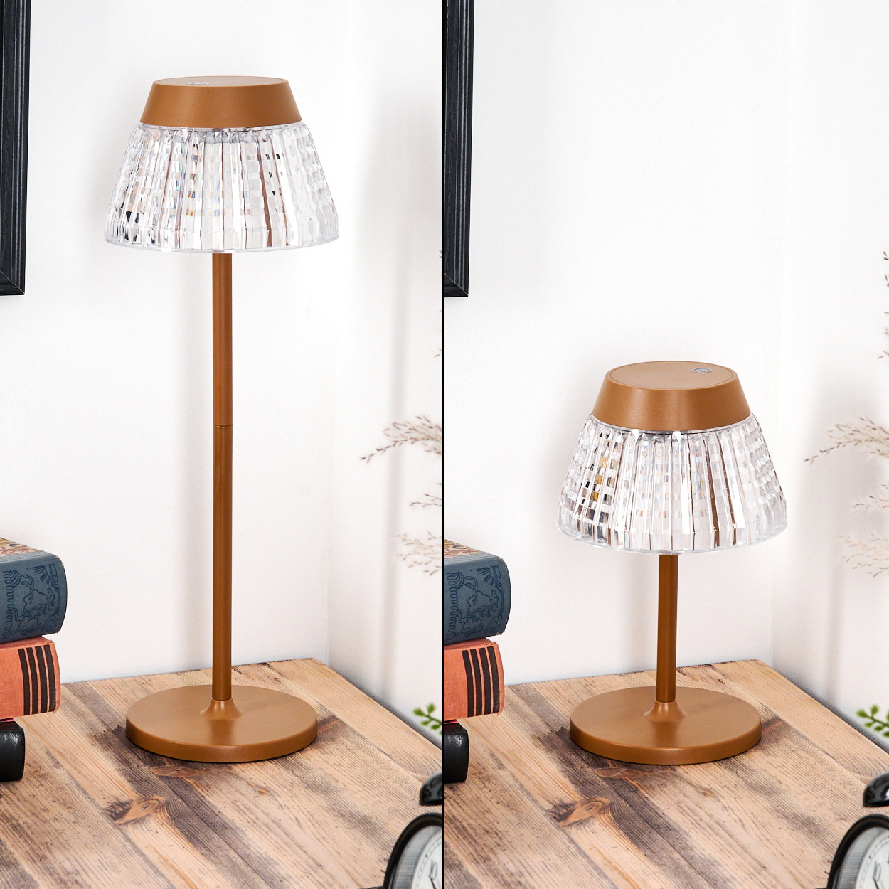 Zwei Lampen mit braunen Oberteilen und klaren, facettierten Schirmen stehen auf einer Holzoberfläche. Bücher und eine Uhr sind sichtbar.